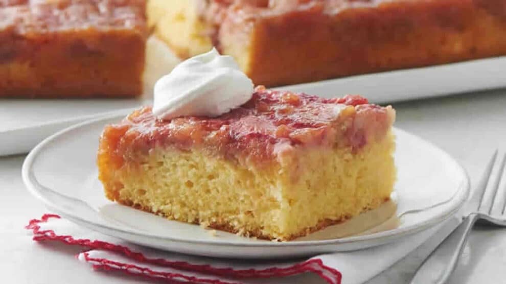 Gâteau renversé à la rhubarbe : Un dessert surprenant qui fera sensation