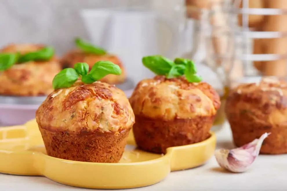 Muffins aux tomates et jambon - Une collation salée délicieuse