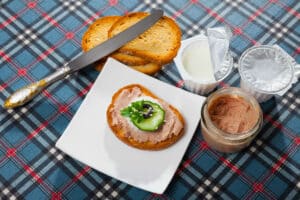 Pâté de saumon authentique : Un classique savoureux de la cuisine Française