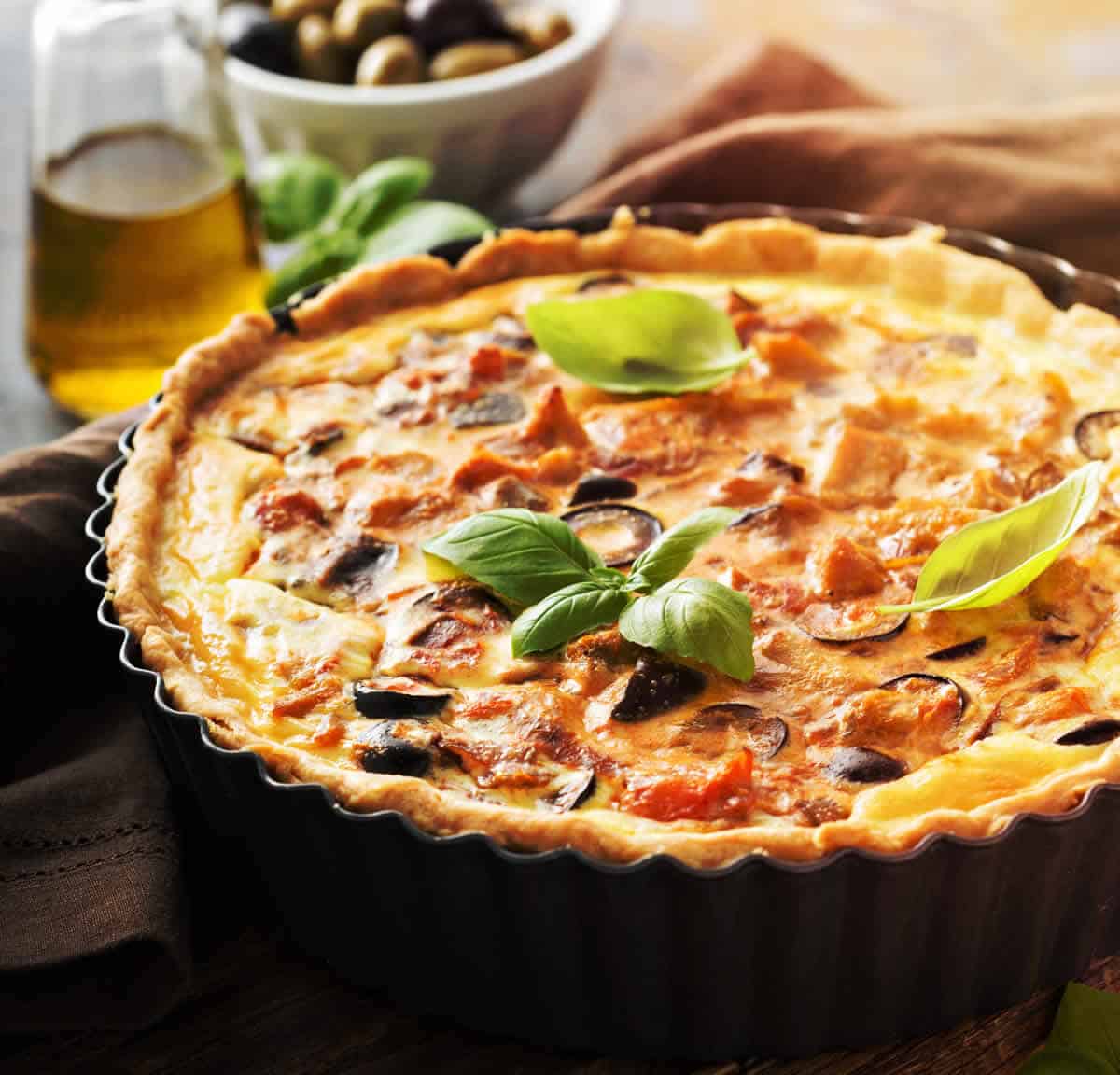Quiche aux aubergines, poulet et olives – Une explosion de saveurs à chaque bouchée