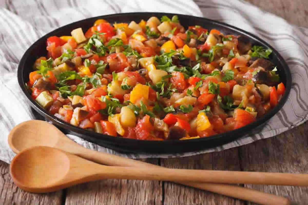Régalez-vous avec ce mijoté de légumes d'été : Un plat léger et nutritif