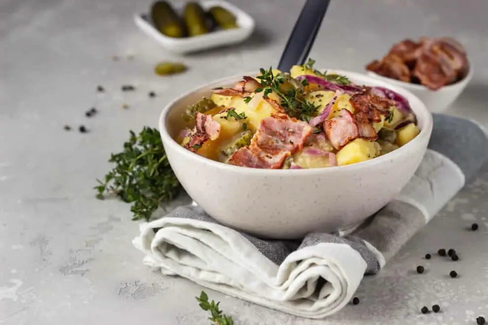 Salade de pommes de terre au bacon : Un plat irrésistible et facile à réaliser
