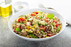 Salade légère de quinoa et légumes : Un plat nutritif et savoureux