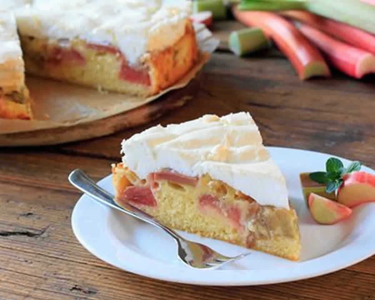 Tarte à la rhubarbe Alsacienne meringuée : Un délice Franc-Comtois