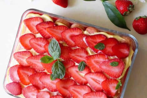 Tiramisu aux fraises et au chocolat blanc : Un dessert italien réinventé