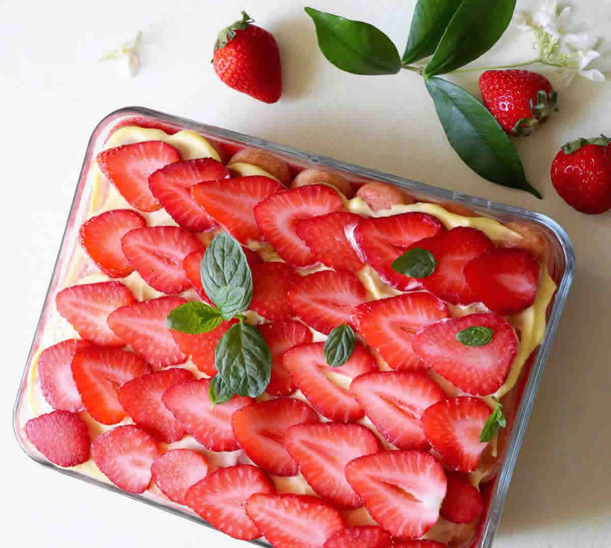 Tiramisu aux fraises et au chocolat blanc : Un dessert italien réinventé