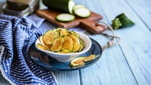 Transformez vos légumes en snack délicieux : Les chips de courgettes au four