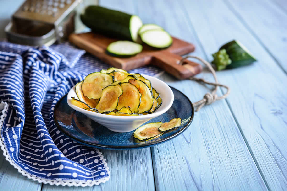 Transformez vos légumes en snack délicieux : Les chips de courgettes au four