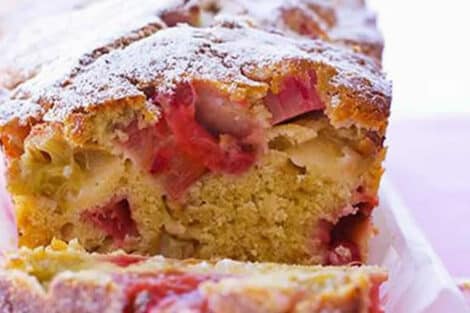 Cake léger à la rhubarbe : Une explosion de saveurs délicatement acidulées