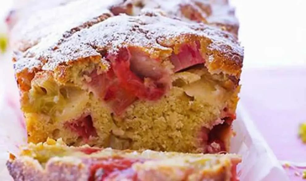 Cake léger à la rhubarbe : Une explosion de saveurs délicatement acidulées