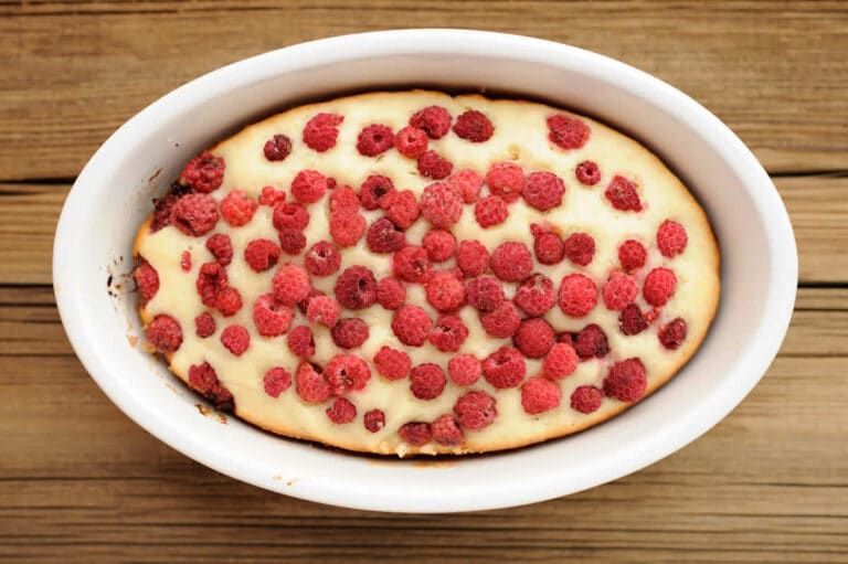 Clafoutis aux petits suisses et framboises : Une fusion exquise de fruits rouges et de crémeux