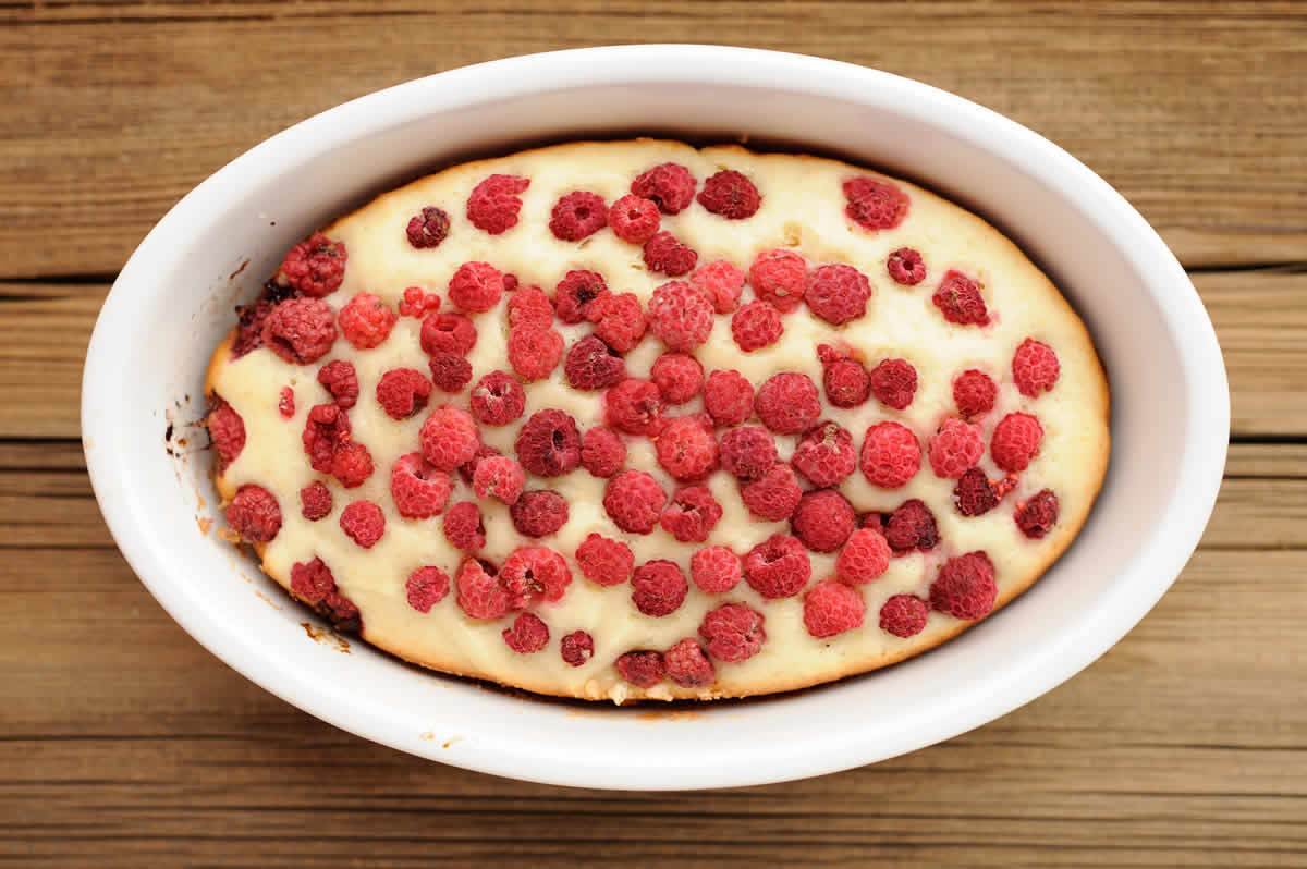 Clafoutis aux petits suisses et framboises : Une fusion exquise de fruits rouges et de crémeux