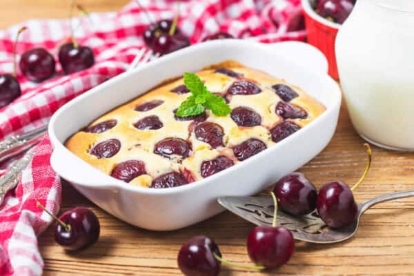 Clafoutis de cerises au fromage blanc : Un dessert d'été facile à préparer
