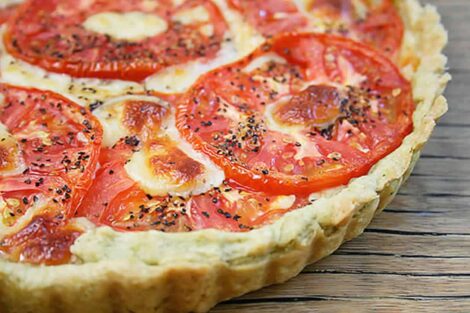 Gourmet et facile à réaliser : la tarte aux tomates et comté vous attend