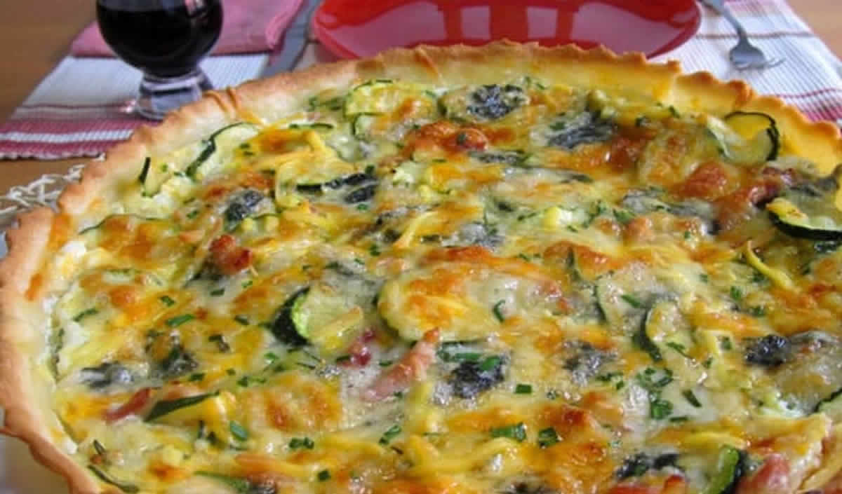 Quiche aux courgettes, oignons et lardons : Délicieuse et facile à préparer