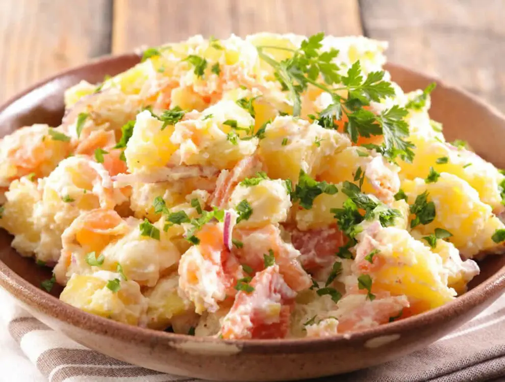 Salade de pommes de terre au saumon - Fraîche et savoureuse