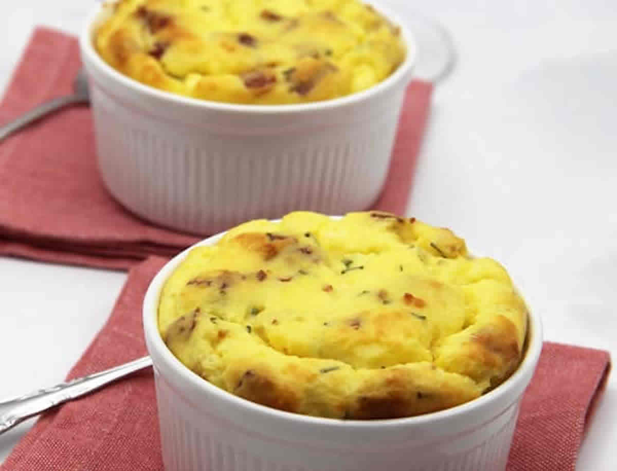 Soufflé à l’emmental et jambon - Plat français classique, léger et savoureux