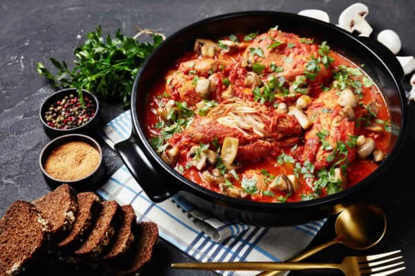 Blanc de poulet sauce tomate et champignons : Un plat riche en saveurs et simple à réaliser