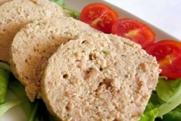 Un flan au thon doré sorti du four, garni d'herbes fraîches, prêt à être dégusté