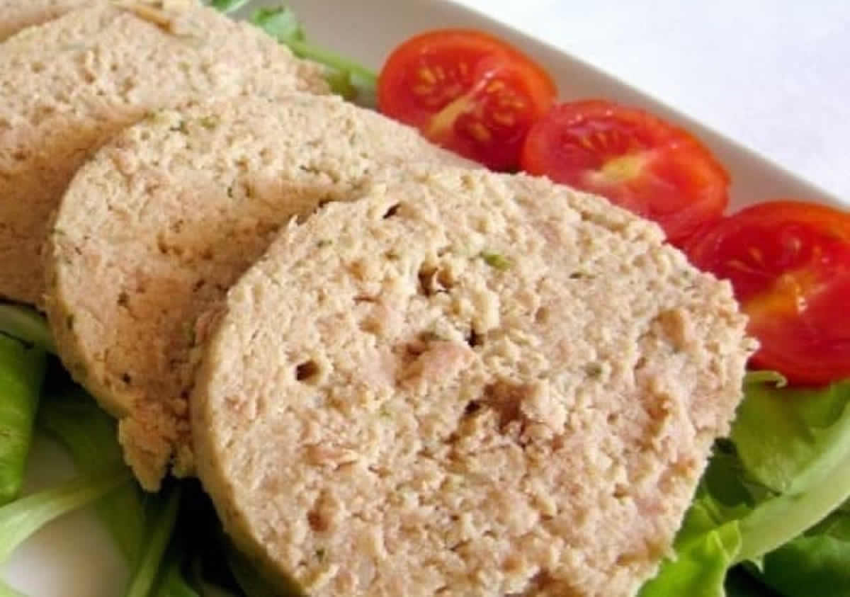 Un flan au thon doré sorti du four, garni d'herbes fraîches, prêt à être dégusté