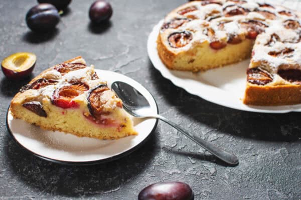 Gâteau aux prunes et au yaourt : Un dessert irrésistible pour chaque occasion
