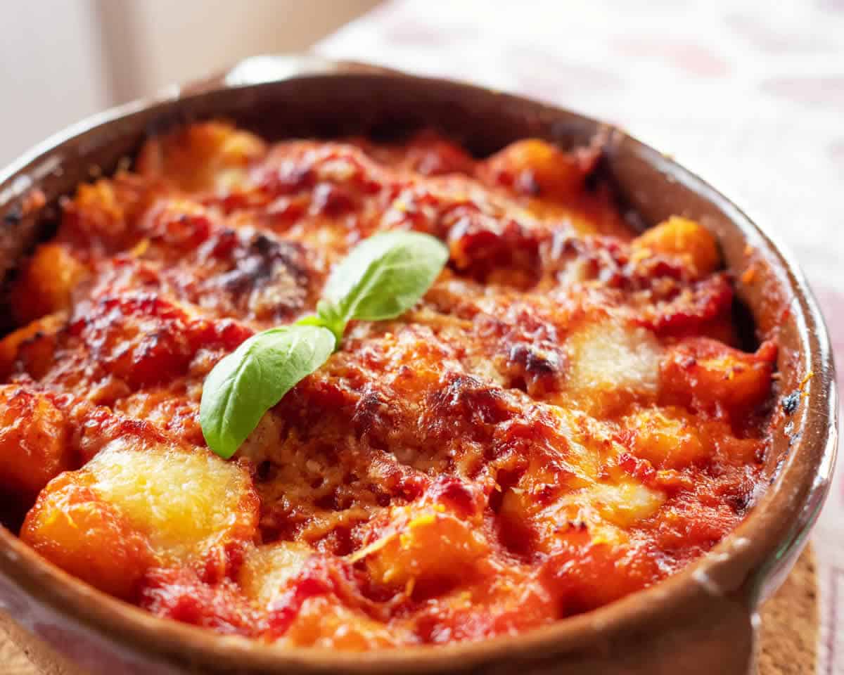 Pommes de terre gratinées à la sauce tomate : Un plat réconfortant et savoureux