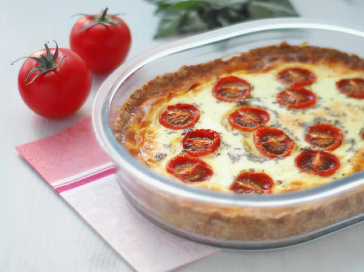Quiche sans pâte au chèvre et à la tomate : Une recette légère et savoureuse