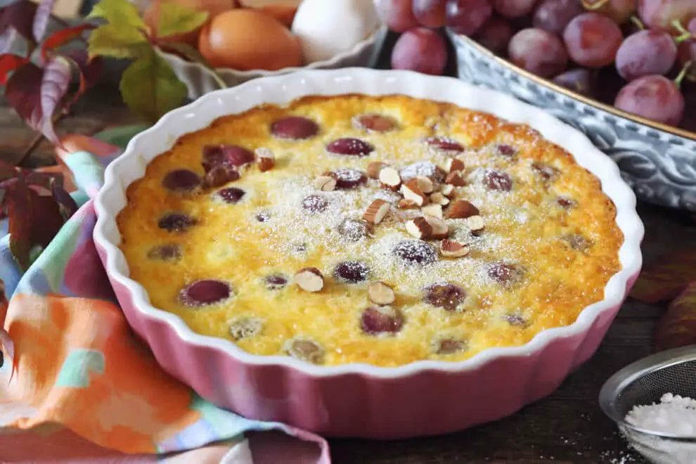 Clafoutis aux raisins rouges : Le goût doux-sucré de l'automne dans un dessert classique français