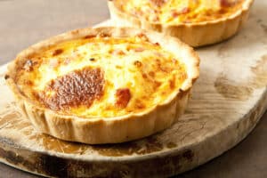 Délicieuse et savoureuse : La quiche au fromage et à la moutarde