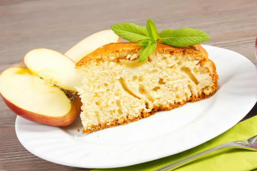Gâteau au yaourt et aux pommes : Le dessert facile qui fait fondre tout le monde
