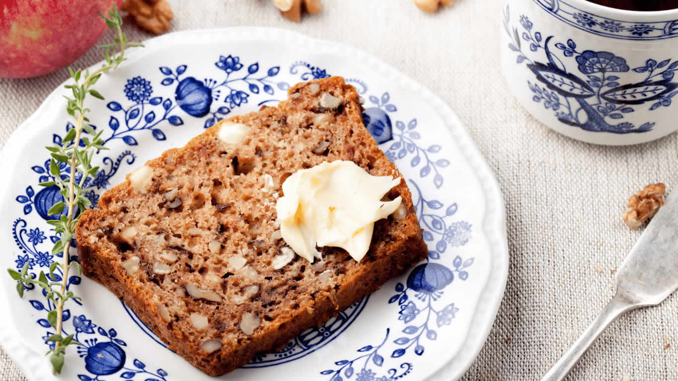 Gâteau aux pommes à la cannelle et aux noix : Le délice automnal