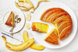 Gâteau inversé Banane-Caramel : Un délice exotique qui va chambouler vos papilles