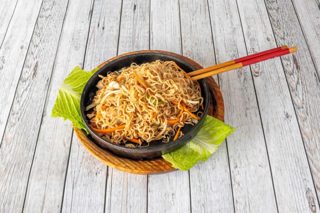 Nouilles chinoises aux légumes : Le plat coloré qui vous fait voyager