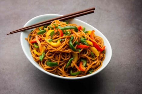 Nouilles sautées croquantes aux légumes : Le goût de l'Asie dans votre assiette