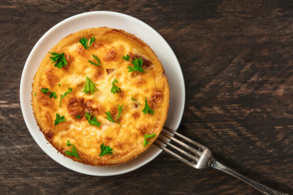 Quiche soufflée au fromage: La recette inratable pour des repas conviviaux