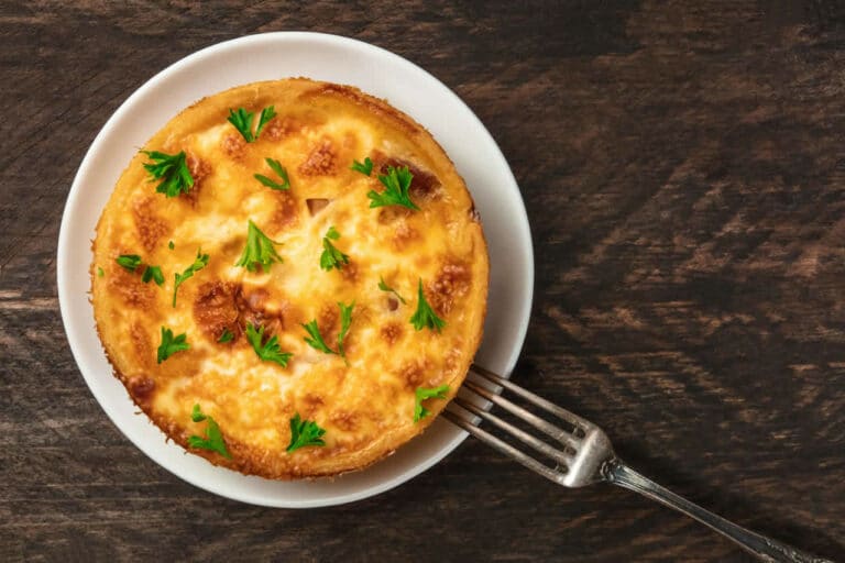Quiche soufflée au fromage: La recette inratable pour des repas conviviaux