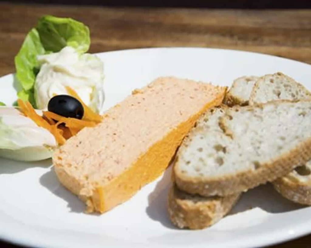 Terrine de saumon et poireaux : Un plat succulent pour épater vos invités
