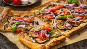 Un festin végétarien : Tarte fine aux aubergines, fromage et tomates