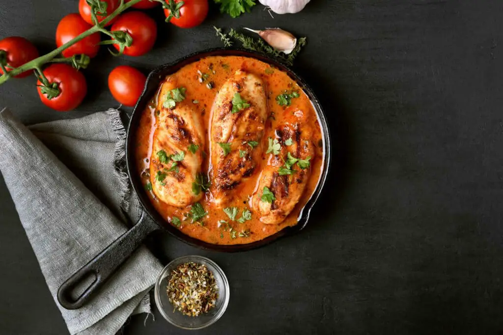 Blanc de poulet à la crème de tomate : Un repas chaleureux et savoureux