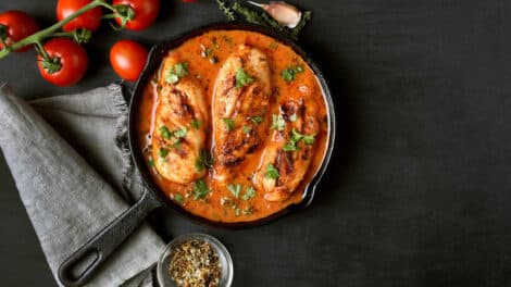 Blanc de poulet à la crème de tomate : Un repas chaleureux et savoureux
