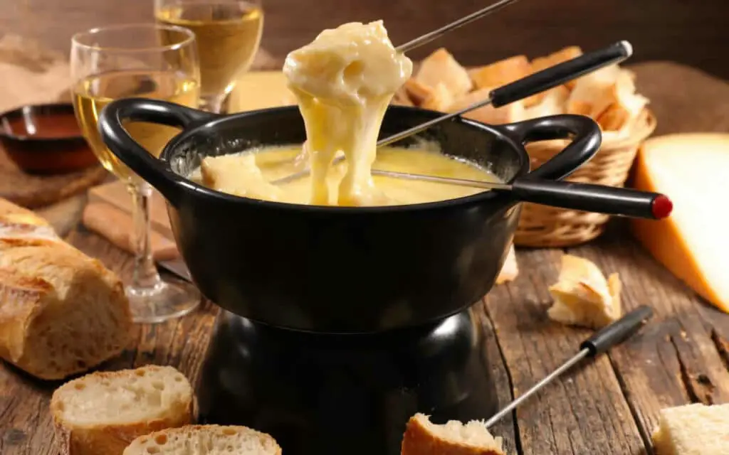 Fondue Savoyarde : Un mélange irrésistible de fromages fondus