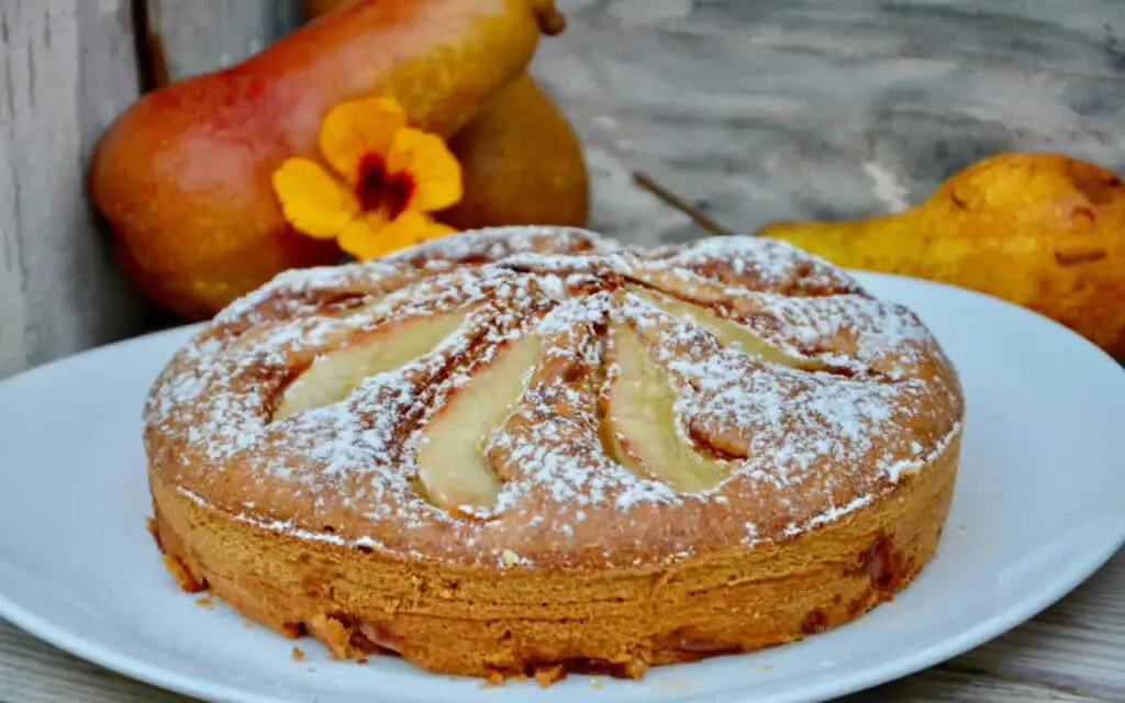 Gâteau aux poires et crème à la cannelle : Un dessert savoureux et succulent