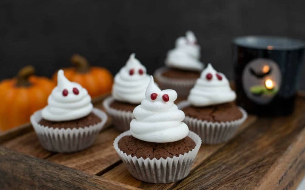 Halloween 2023 : Cupcakes fantômes au chocolat et à la vanille