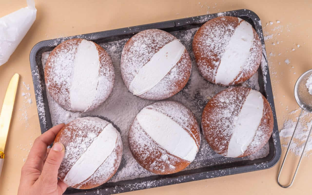 Maritozzi à la crème : Des petites brioches moelleuses garnies de chantilly