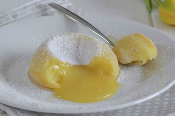 Gâteau au cœur coulant de rêve : Chocolat blanc et citron