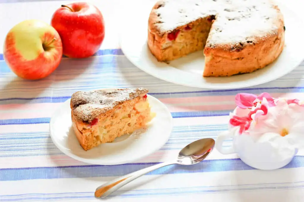 Gâteau aux pommes et à la confiture : Un dessert simple et très savoureux