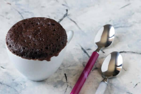 Mug cake au chocolat sans oeufs : Un pur délice qui se prépare en un clin d'œil