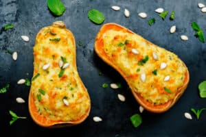 Délice Automnal : Courge butternut farcie au fromage et aux herbes