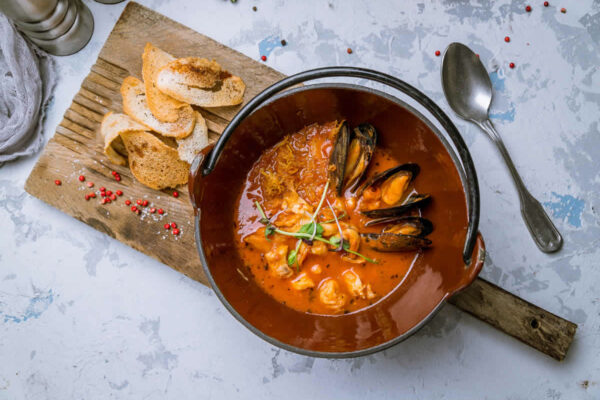 Bouillabaisse Marseillaise: Un plat succulent qui ravira toutes les papilles