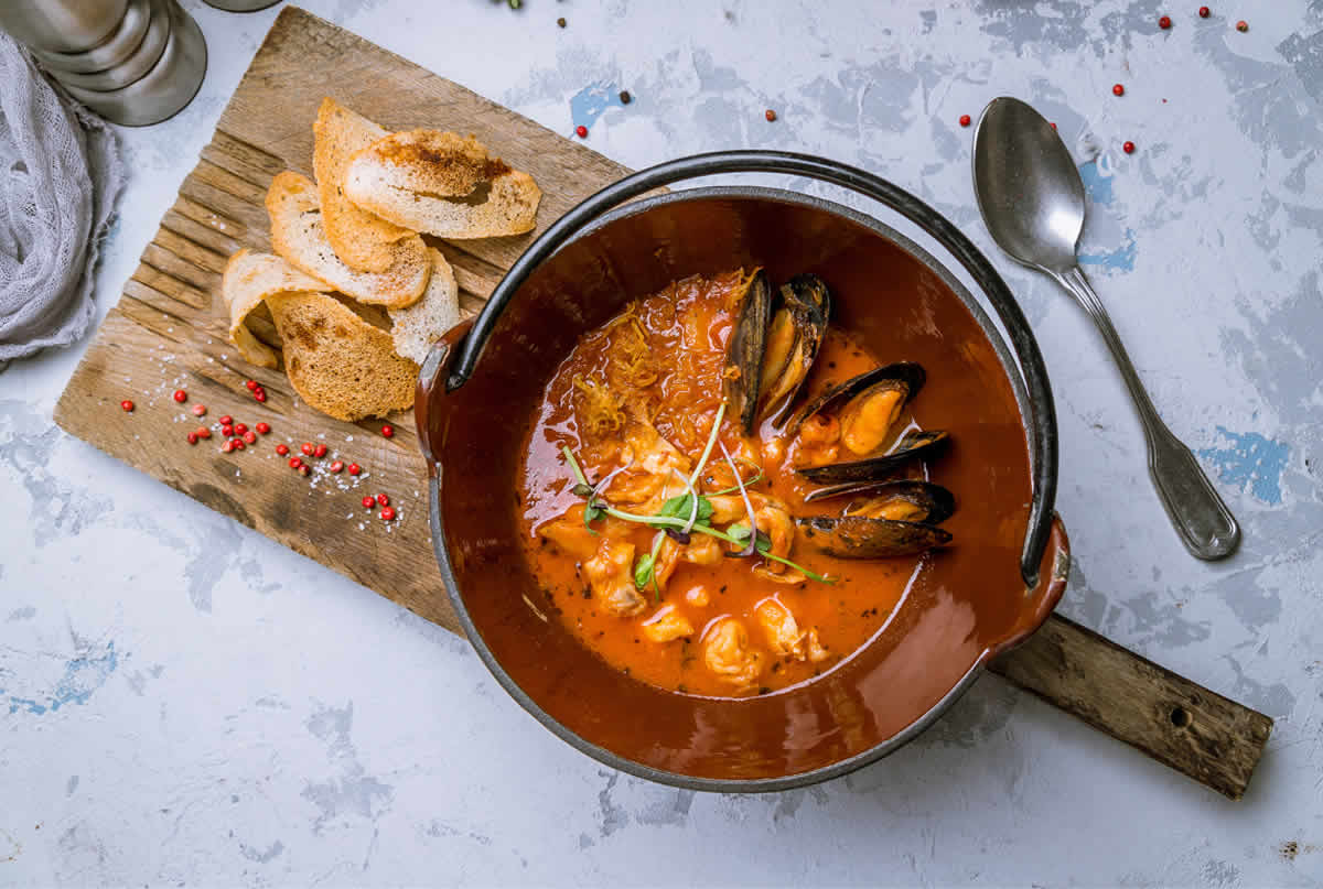Bouillabaisse Marseillaise: Un plat succulent qui ravira toutes les papilles